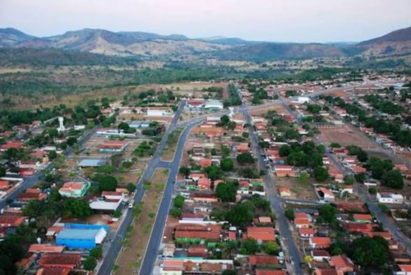 Vista de Colmeia com ruas, casas e serras ao fundo